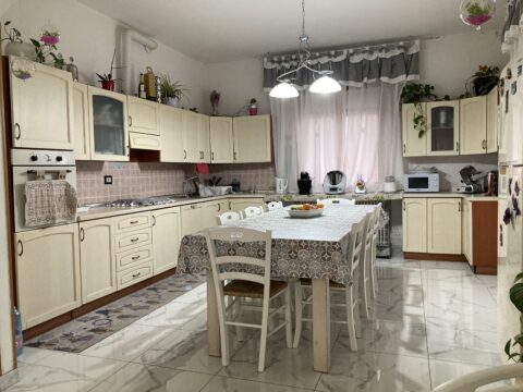 Appartamento con ampio terrazzo a Corpolò