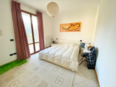Appartamento con tre camere e giardino a Corpolò