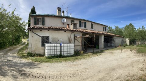 Rustico con ampio terreno a Roncofreddo