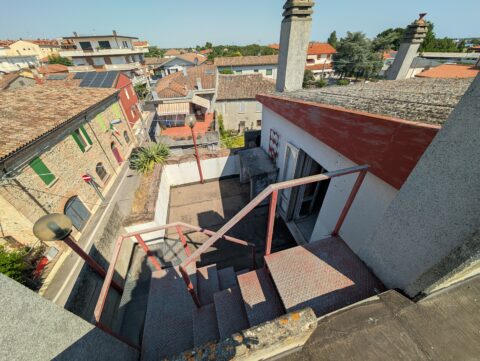 Intera palazzina con tre appartamenti, garage e terrazza panoramica