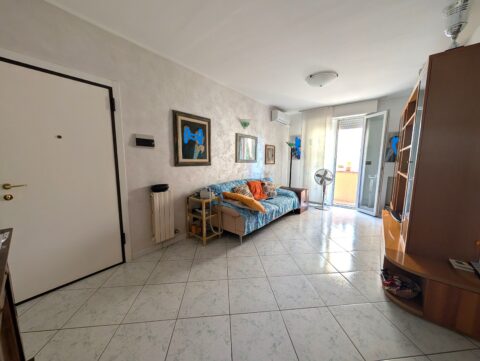 Ampio appartamento con tre camere, due bagni e garage. RISTRUTTURATO.